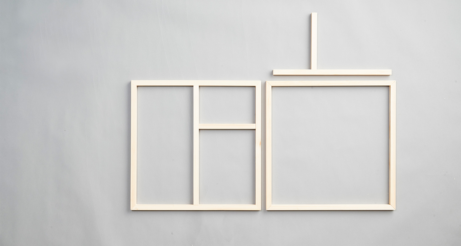 Kaksi vaaleaa puukehystä harmaalla taustalla: vasemman sisällä kolme osaa, oikeassa neliö puutangolla.