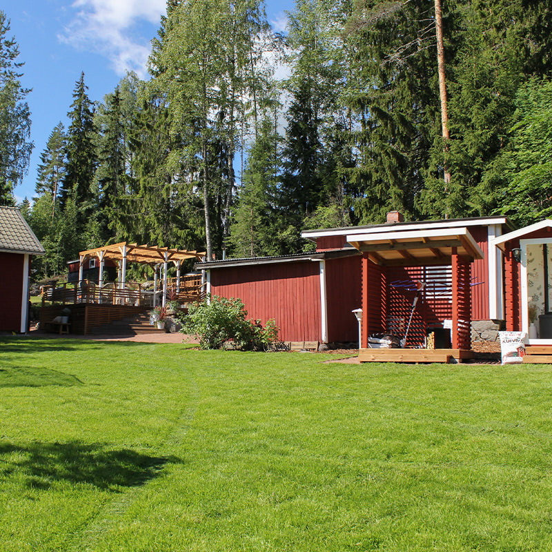 Mira Luodin remontoitu mökkipiha. Piha remontoitiin Huvila & Huussi -ohjelmassa K-Raudan avulla.