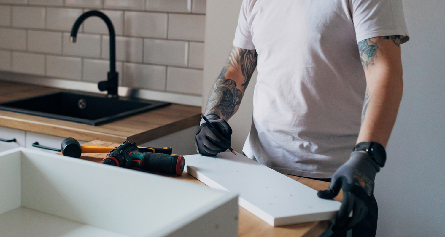 Mies tekee keittiöremonttia.