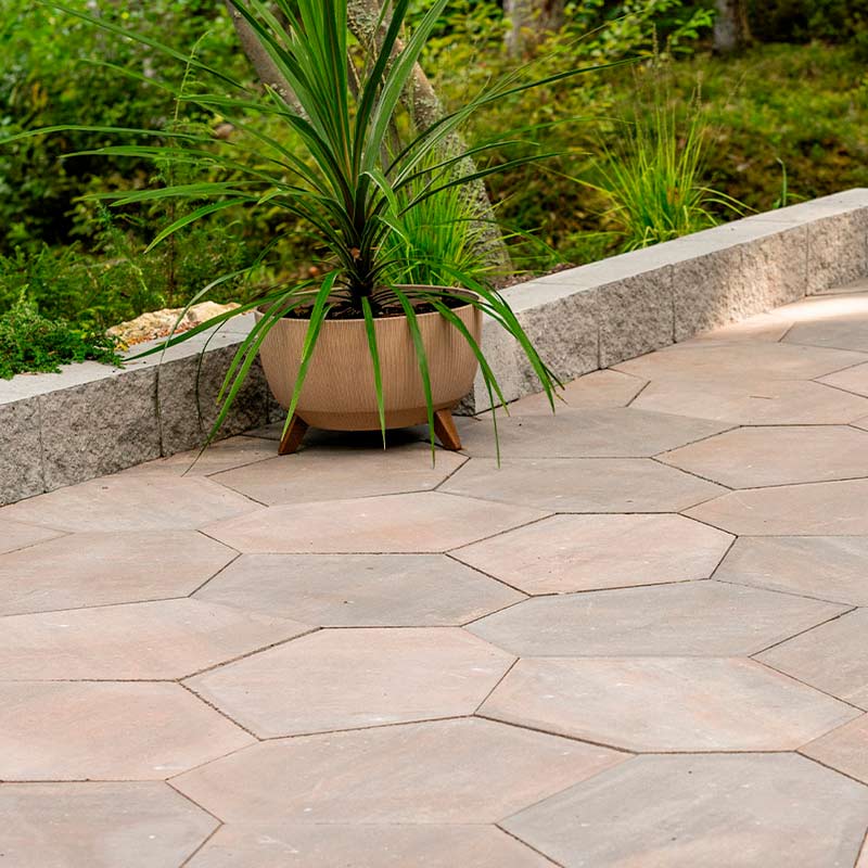 Kuvassa pihakivetys.