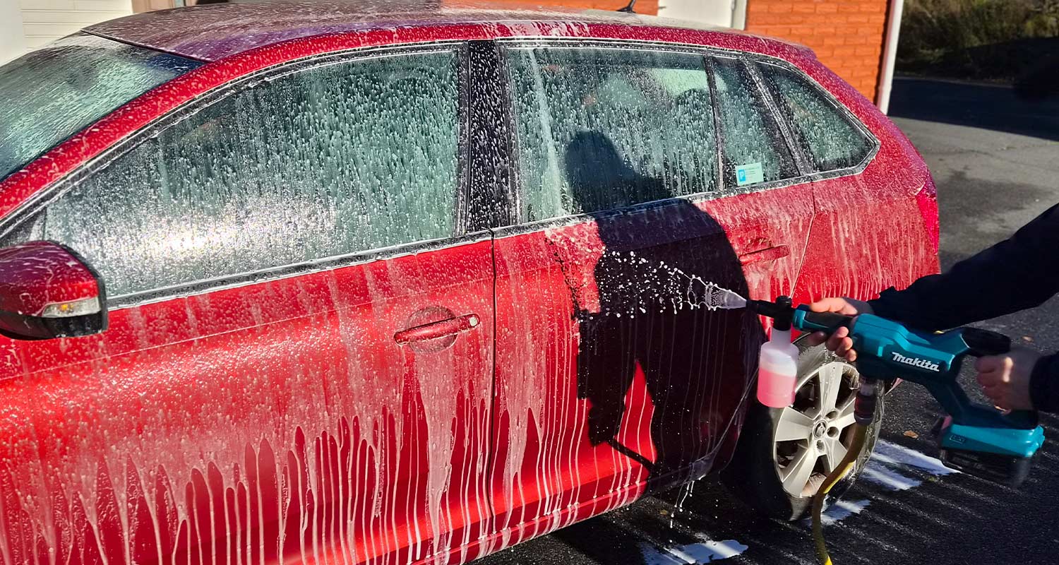 tuotetesti-makita-dhw180z-akkupainepesuri-krauta-ak-vaahdotuslaite-kaytossa-auto-punainen
