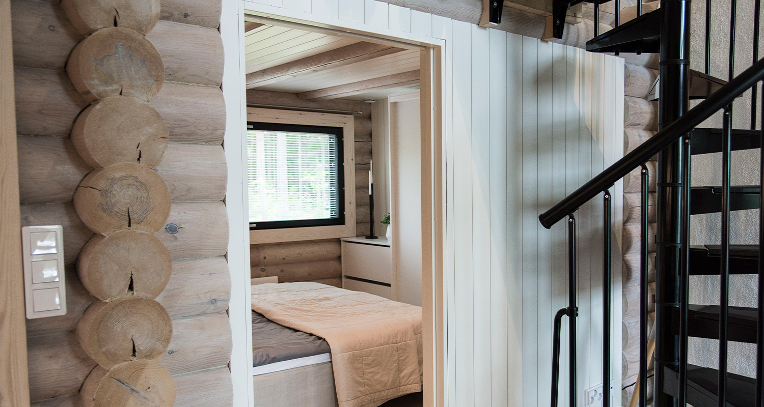 Huvila & Huussi -ohjelmassa remontoitu kesämökin makuuhuone. Remontissa hyödynnetty K-Raudan tuotteita ja palveluita.