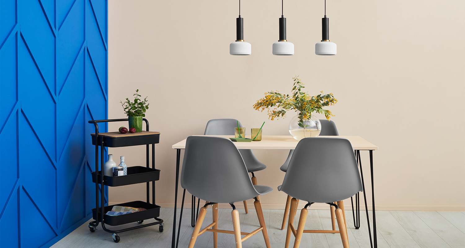 Kuvassa keittiö, jonka sisustus on toteutettu 60-30-10-sääntöä noudattaen.