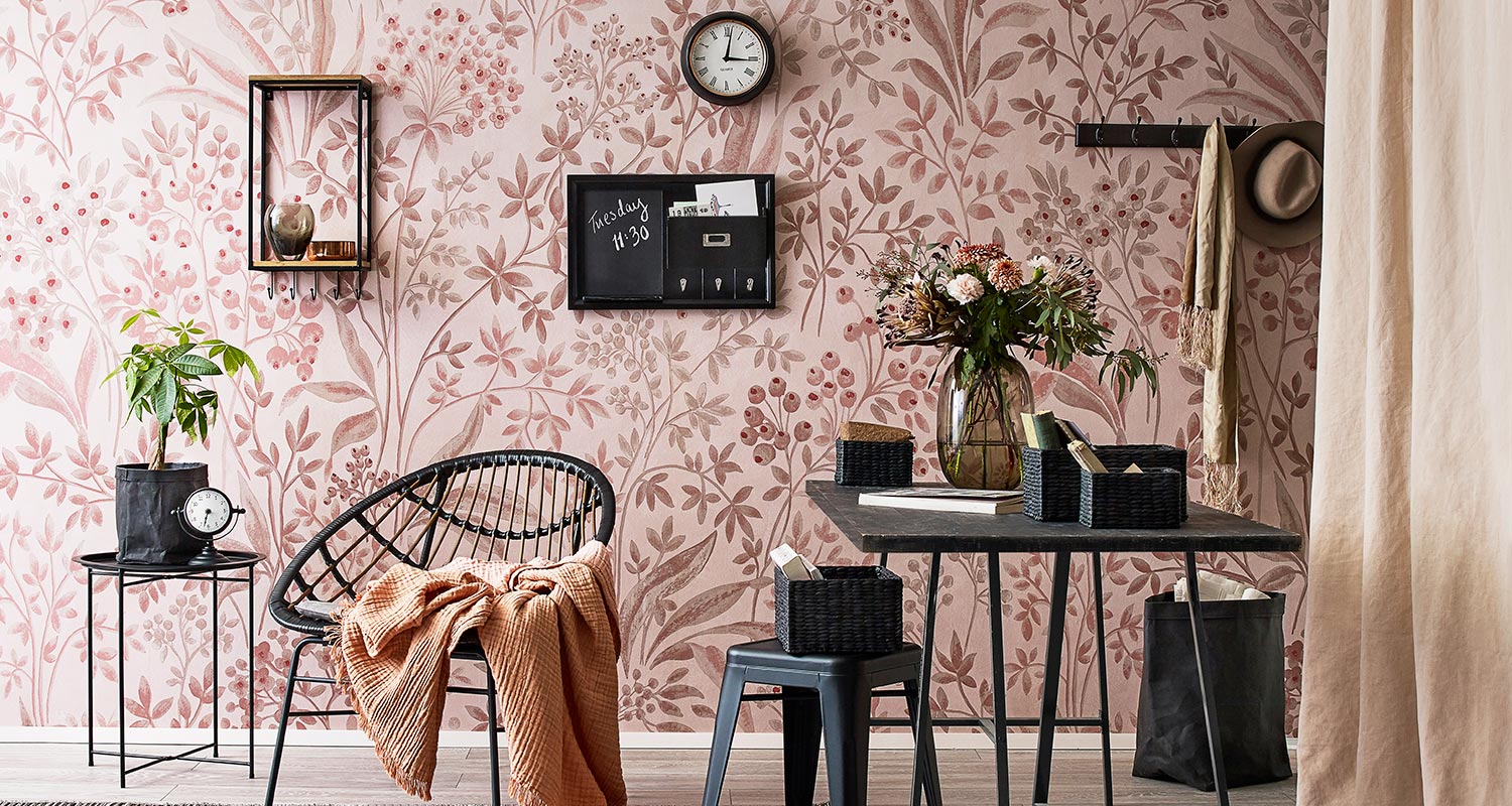 Vanhan roosan sävyinen kukkatapetti olohuoneessa ja Cellon sisustustuotteita K-Raudasta