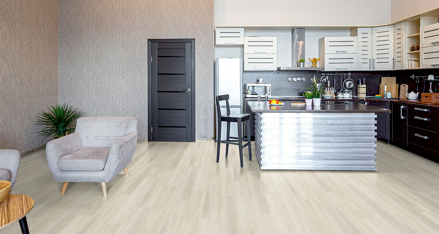 vaalea vinyylilankku urbaanin keittion lattiassa, keittiössä hopeanvärinen saarreke