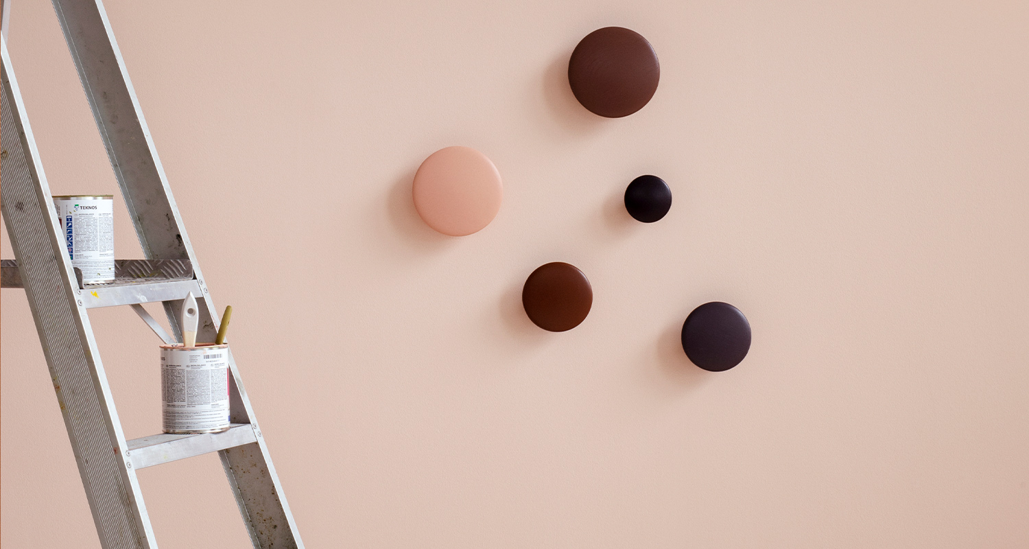 Sisämaalauksen ABC: Kuvassa tikkaat sekä maaleja.