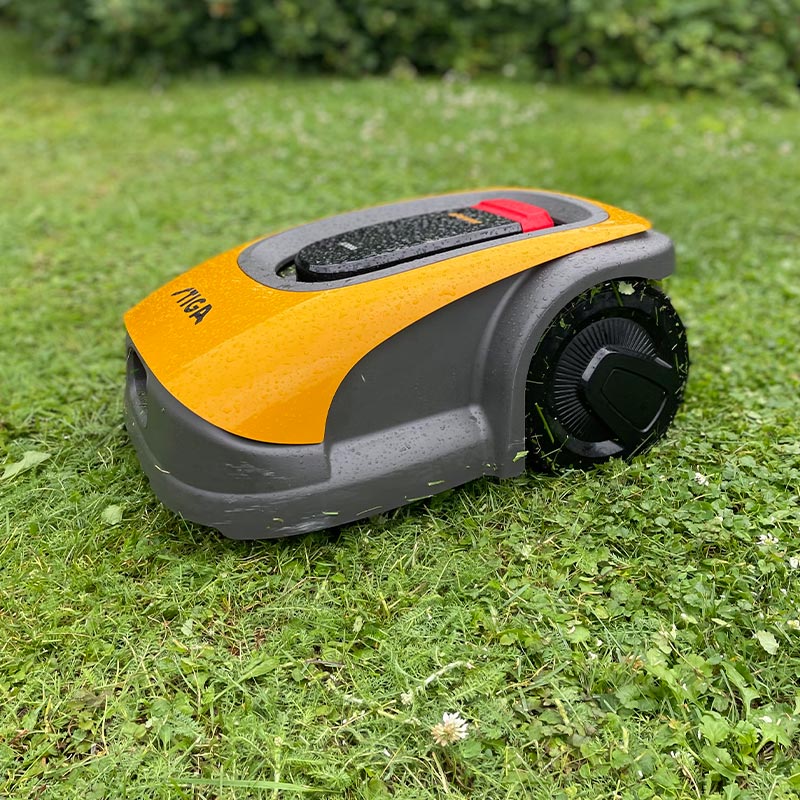 Testissä suurella pihalla kätevä robottiruohonleikkuri Stiga A 1000. Tuote on K-Raudan valikoimissa, tutustu!