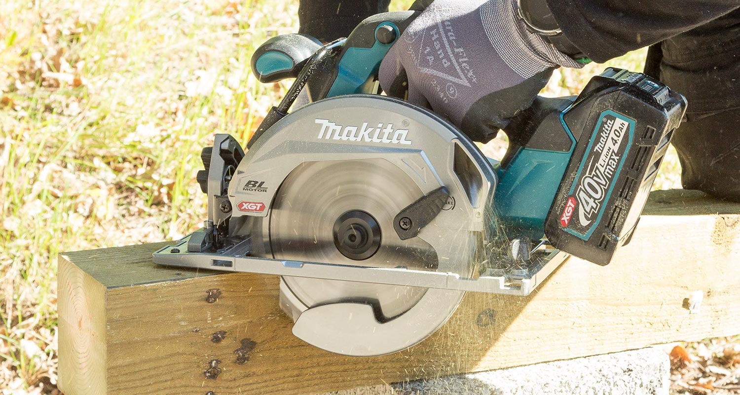 Testissä ammattilaisella terassin teossa Makitan akkupyörösaha mallia HS012GZ 40V XGT. Tuotteen löydät K-Raudasta.
