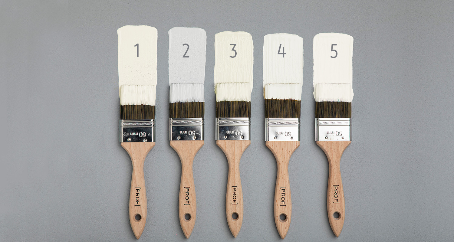 Viisi 50 mm puusivellintä harmaalla taustalla, valkoiset sävyt numeroin 1–5.
