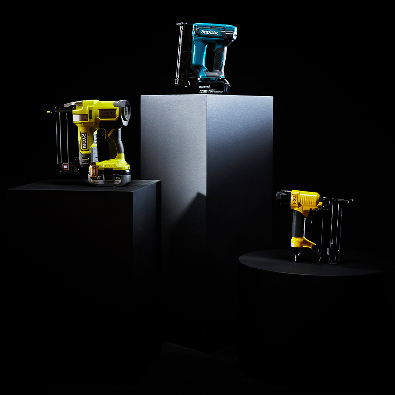 Kolme erilaista viimeistelynaulainta korokkeilla mustaa taustaa vasten.