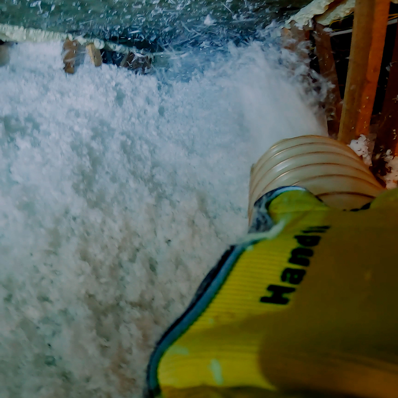 Omakotitaloon tehdään yläpohjan lisäeristys.