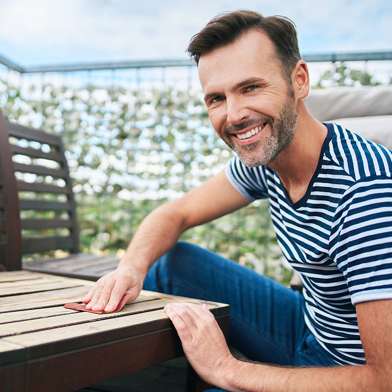 Puisen tuolin hionta menossa