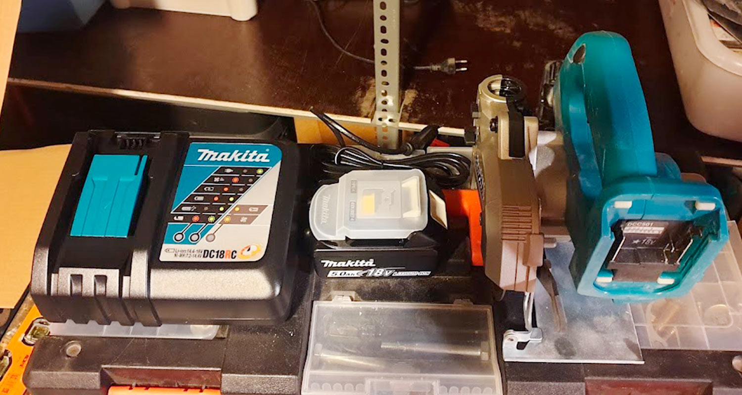 Makitan akkulaattaleikkuri akun ja laturin kera