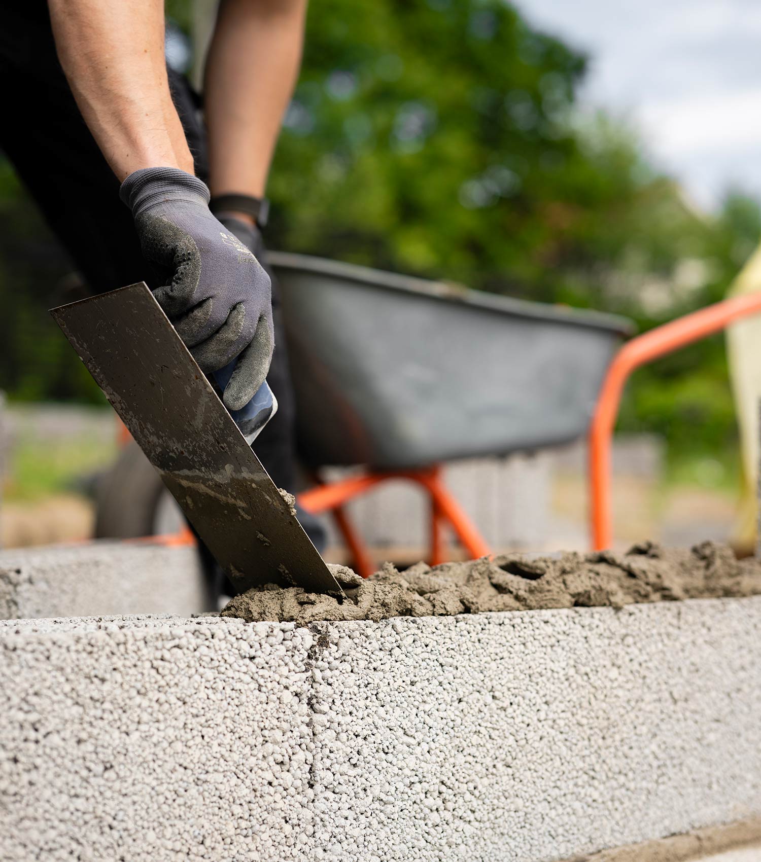 Tee itse nuotiopaikka ja betonin sekoittaminen sekä harkkojen muuraus.