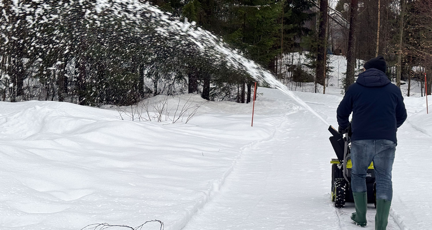 Testissä päivällä pihamaalla Ryobin akkulumilinko mallia RY36STX56A-250 36V Max Power, tuote on K-Raudan valikoimista.