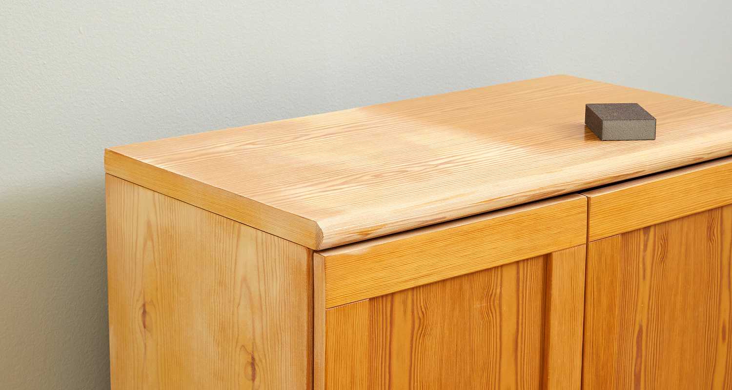 Kaapin panelointi ja maalaus. Kuvassa keltainen kaappi, joka on paneloitu ja maalattu K-Raudan ohjeilla ja tarvikkeilla.