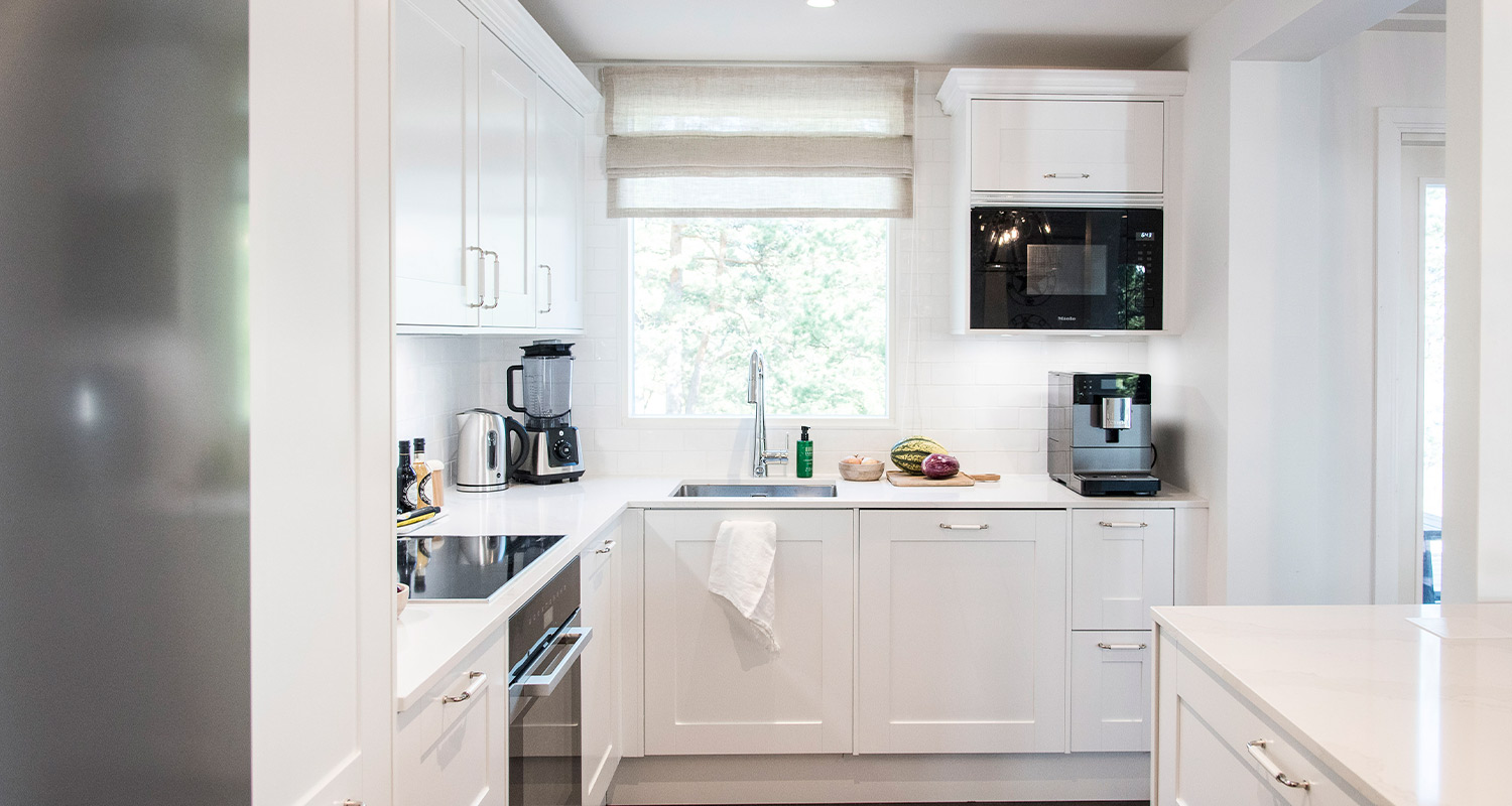 K-Rauta oli mukana remontoimassa Jere ja Jaana Lehtisen kesämökkiä Huvila & Huussi -ohjelmassa. Kuvassa uusittu keittiö.