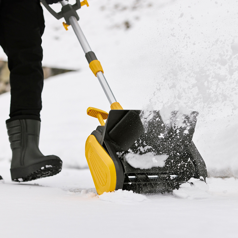Kuvassa luodaan lunta akkulumilapiolla.