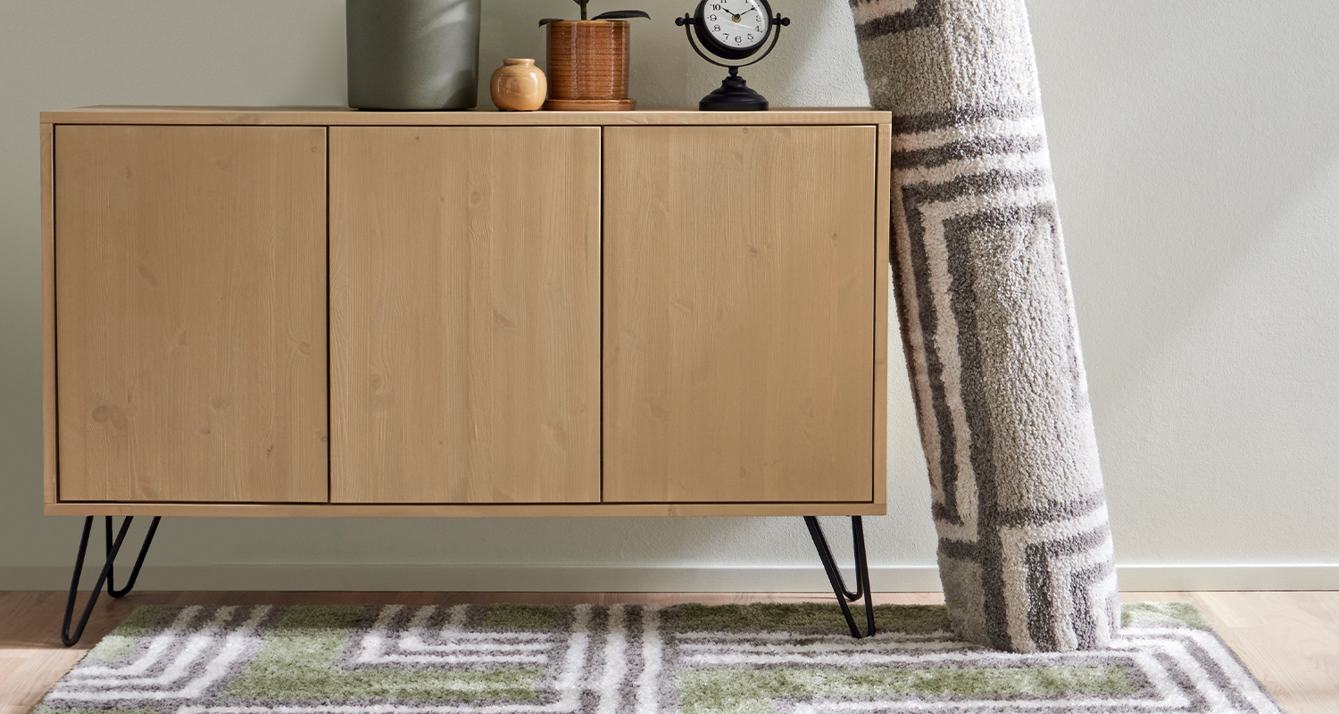 Mustat kalustejalat puisen senkin alla. Katso vinkit kalustejalkojen valintaan.