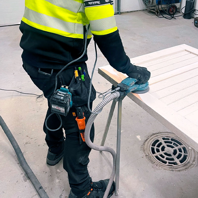 Ammattilaisella testissä akkuepäkeskohiomakone Makita BO001CGZ 40V XGT, Snickers-työvaatteet ja Solid Gear -turvakegät. Tuotteet K-Raudan valikoimista.