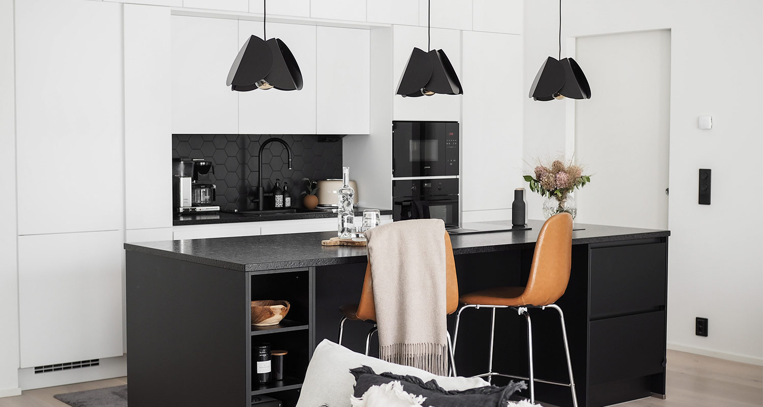 Sessak Lehmus musta riippuvalaisin mustavalkoisessa avokeittiössä