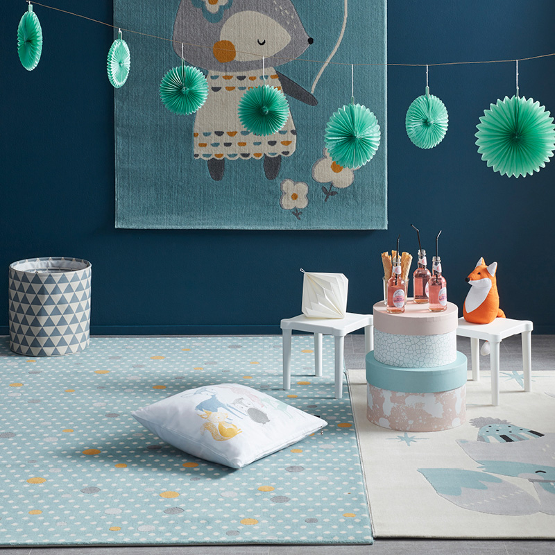 Lastenhuone sinisissä ja mintun sävyissä: paperikoristeita, pilkkumatto, pastellilaatikot ja kettulelu