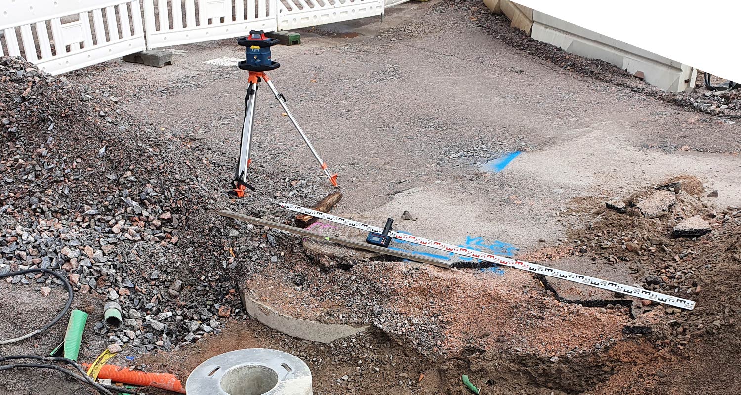 Pyörivän laserin Bosch GRL 600 CHV testaus työmaalla