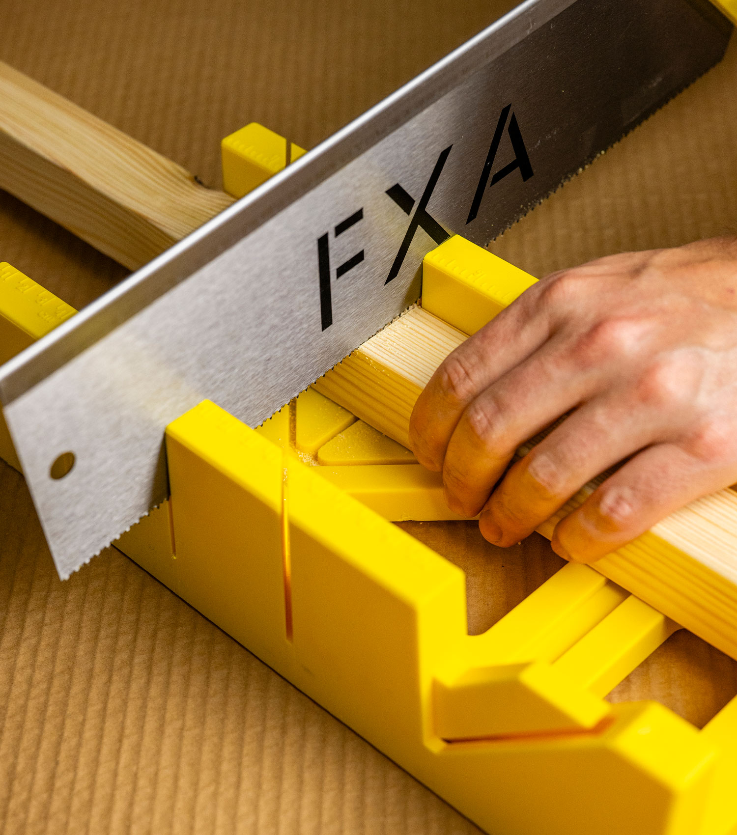 Tee itse parvekehylly ja oleskelunurkkaus: Runko-osien sahaaminen