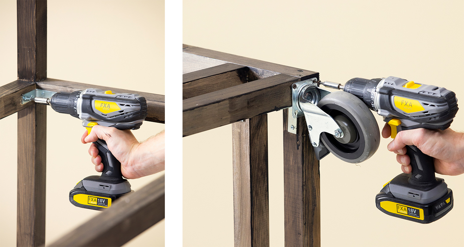 Harmaalta-keltaisella porakoneella pyörällistä kääntöpyörää asennetaan tumman puurunkoon.