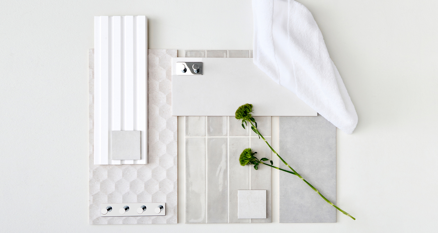 Kuvassa erilaisia vaaleita kylpyhuoneen pintamateriaaleja. Kylpyhuonetrendeissä korostuu vuonna 2024 tummat ja vaaleat kokonaisuudet.