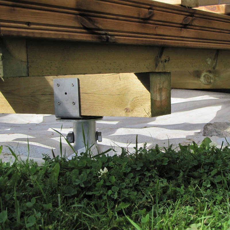 Puisen terassipalkin metallinen korkeussäätötuki valkoisen kankaan ja nurmikon päällä.