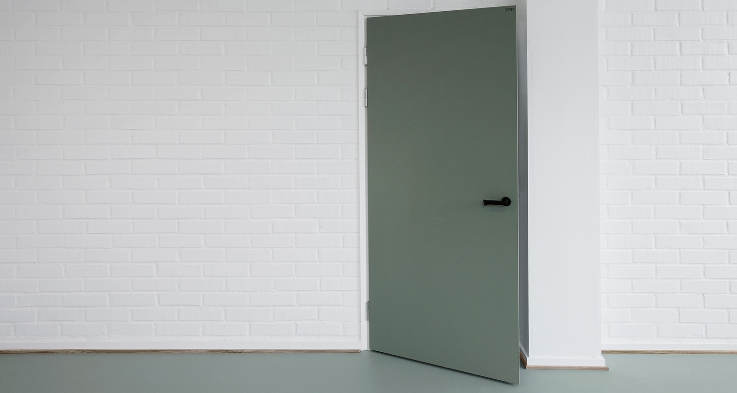 Vihreäksi maalattu sisäovi