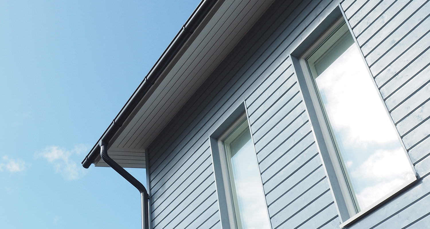 Siniharmaaksi sävytetyllä Ultra Classic -talomaalilla maalattu puutalo