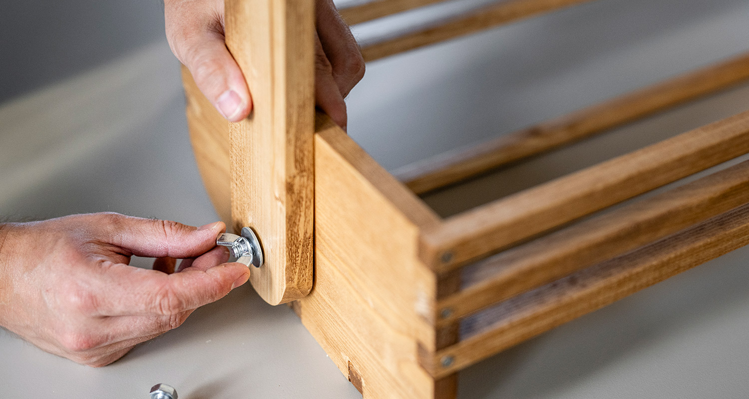 Sadonkorjuukori rakentuu itse. Kuvassa kiinnitetään sadonkorjuukorin kahvat