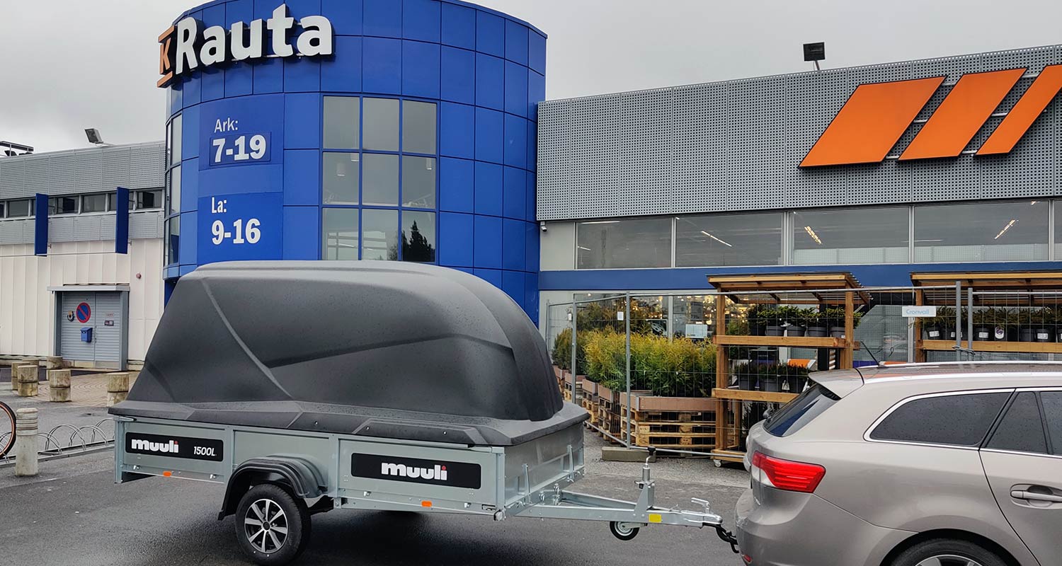 Muuli peräkärry 1500L mustalla Juncar-kuomulla ja 120 cm alumiinivanteilla K-Raudan edessä valmiina testiin