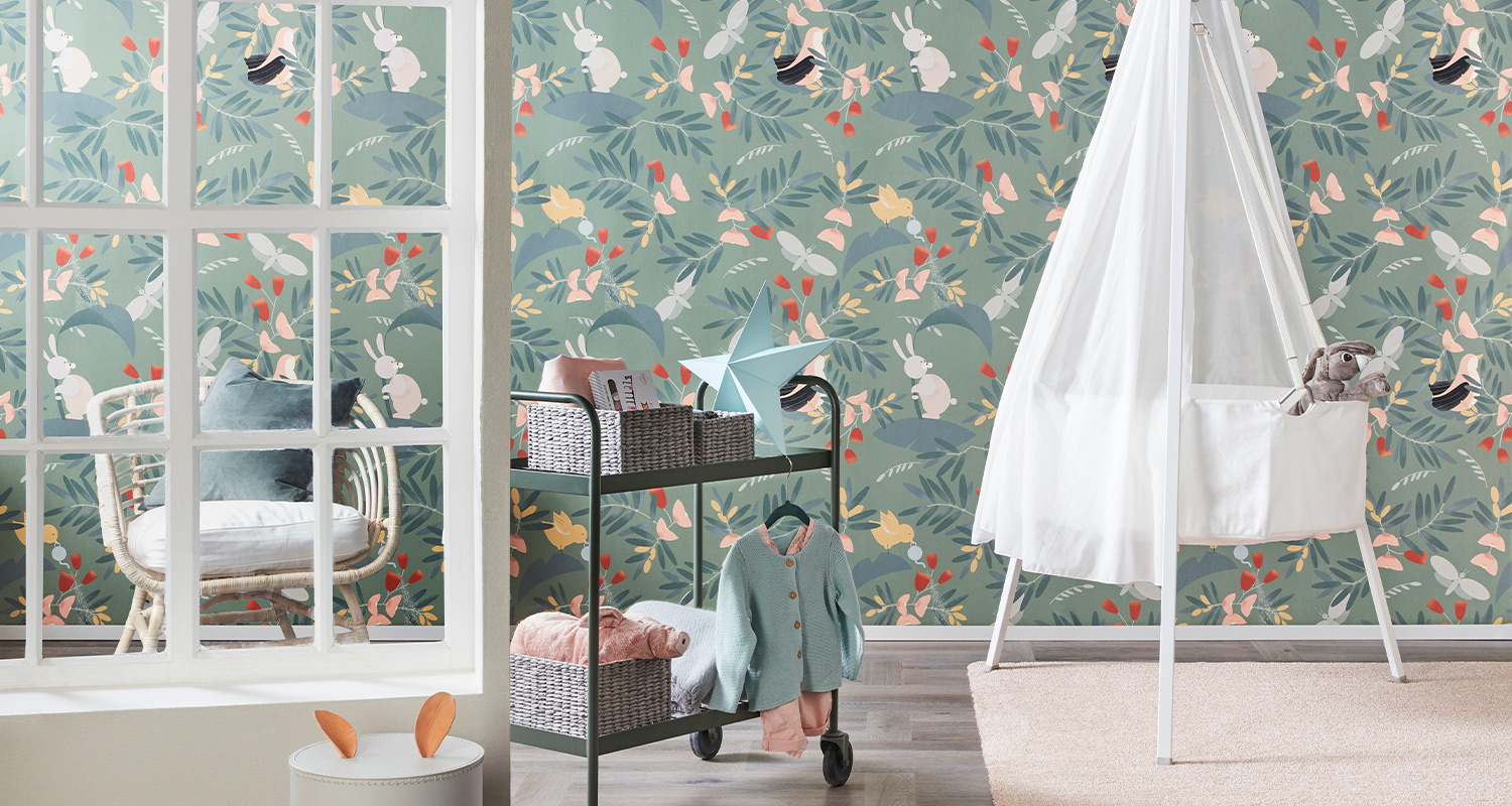 Vauvan huone sekä leluja ja hauska tapetti.