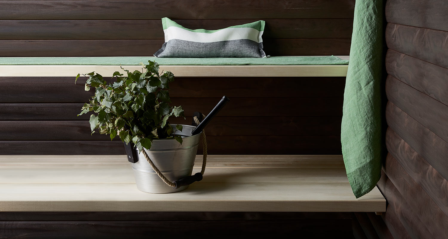 Tummanruskeat saunapaneelit saunassa ja vaaleat lauteet, tuotteet K-Raudasta