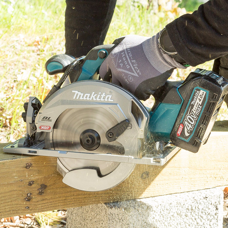 Kuvassa näkyy ammattilaisella kokeilussa Makitan akkupyörösaha mallia HS012GZ 40V XGT. Tuote on K-Raudan valikoimista.