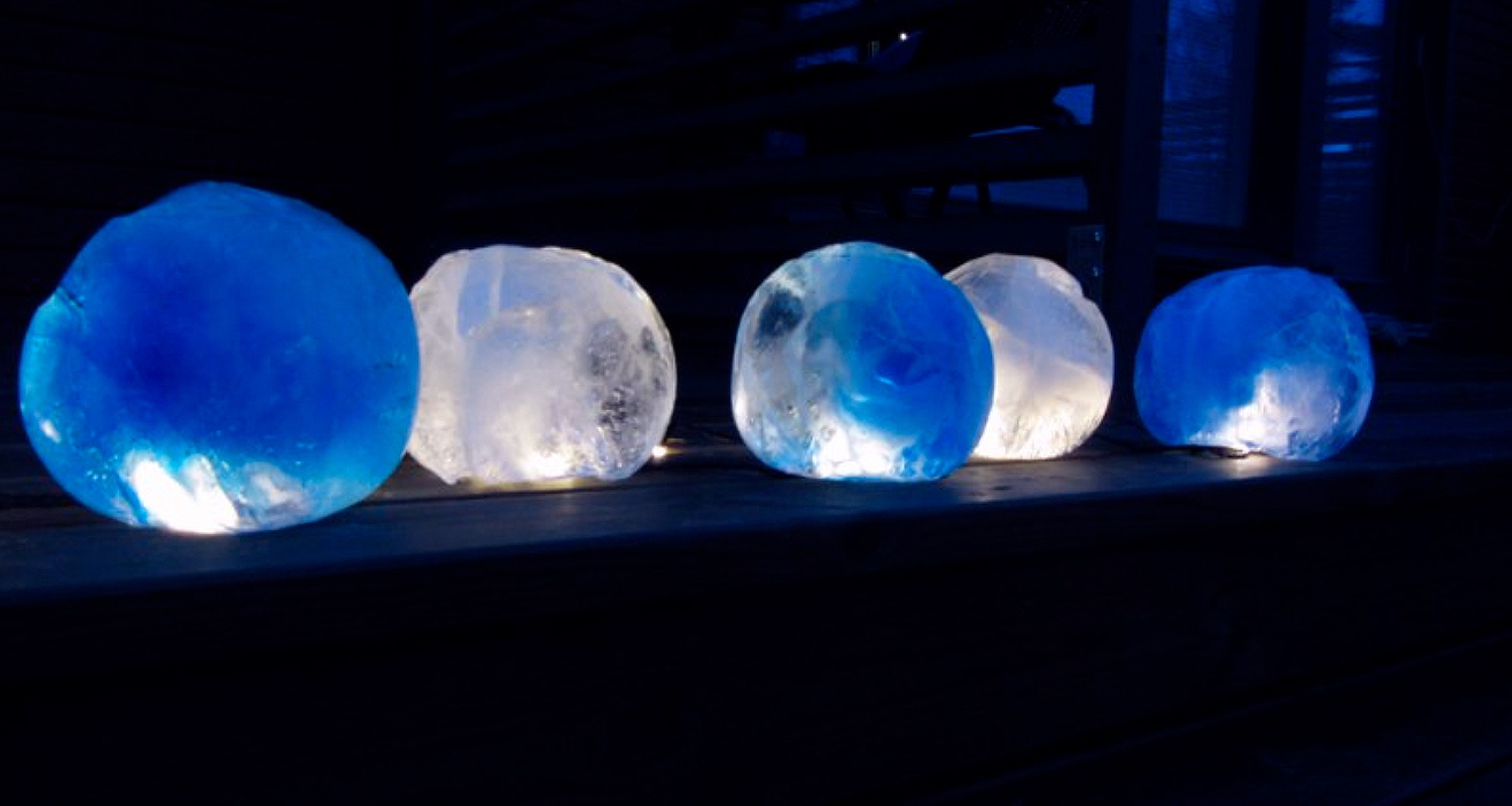 Siniset ja värittömät pyöreät jäälyhdyt terassilla