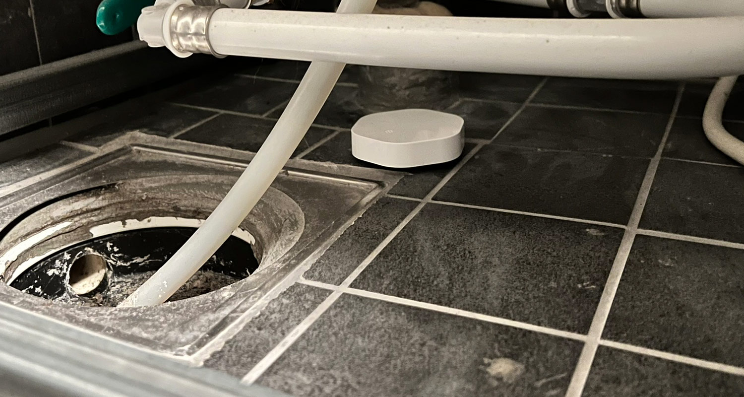 Wiser-vesivuotovahti lattiakaivon viereen sijoitettuna. Tuotetta myy K-Rauta.