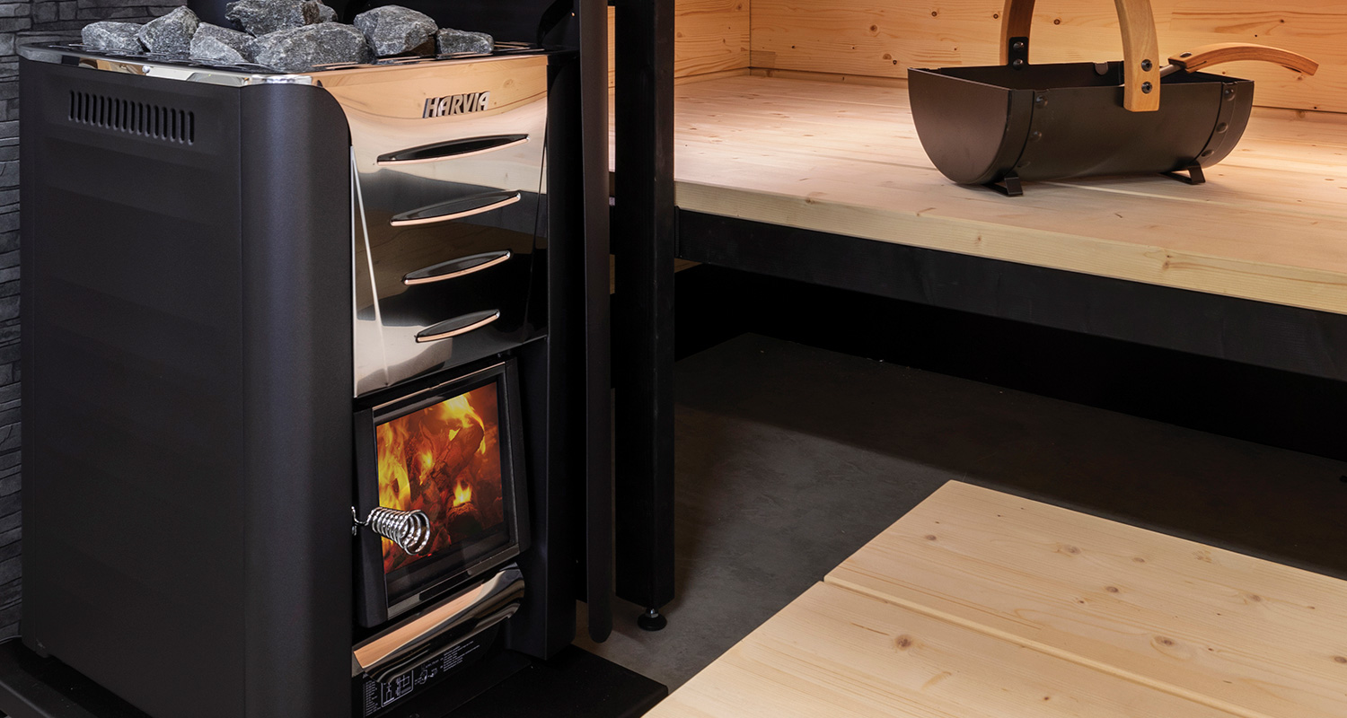 Harvia PRO 36 puukiuas suuremmassa saunassa, jossa vaaleat leveät lauteet