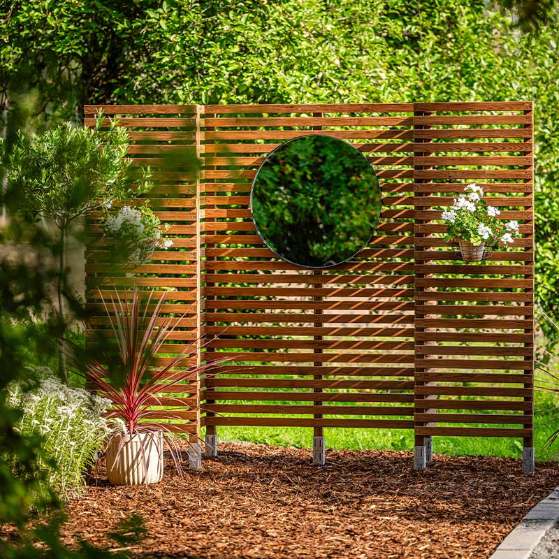 Puinen näkösuoja joka on rakennettu rimoista ja puutavarasta.