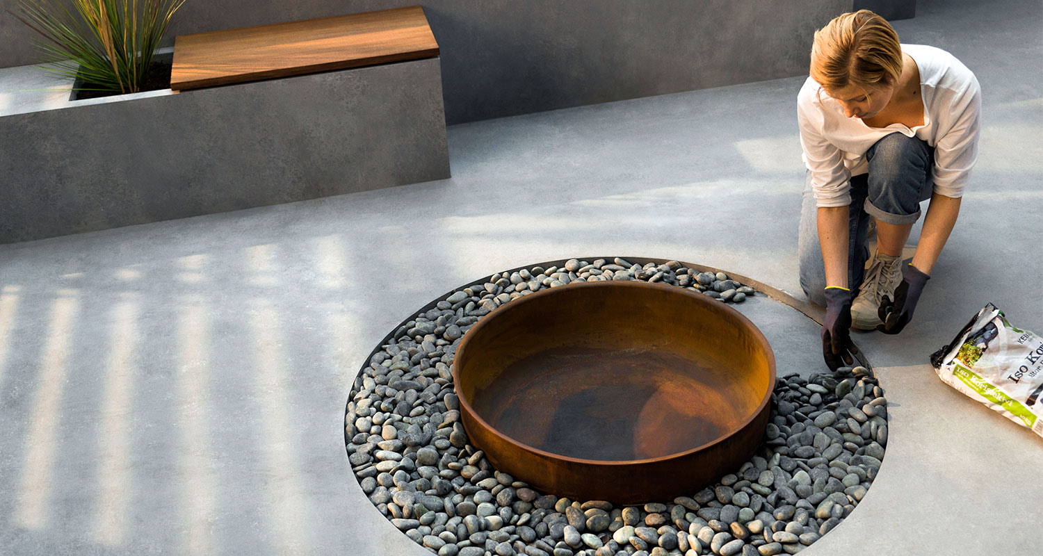 minimalistin-kivipiha-k-rauta-piha-tulisija