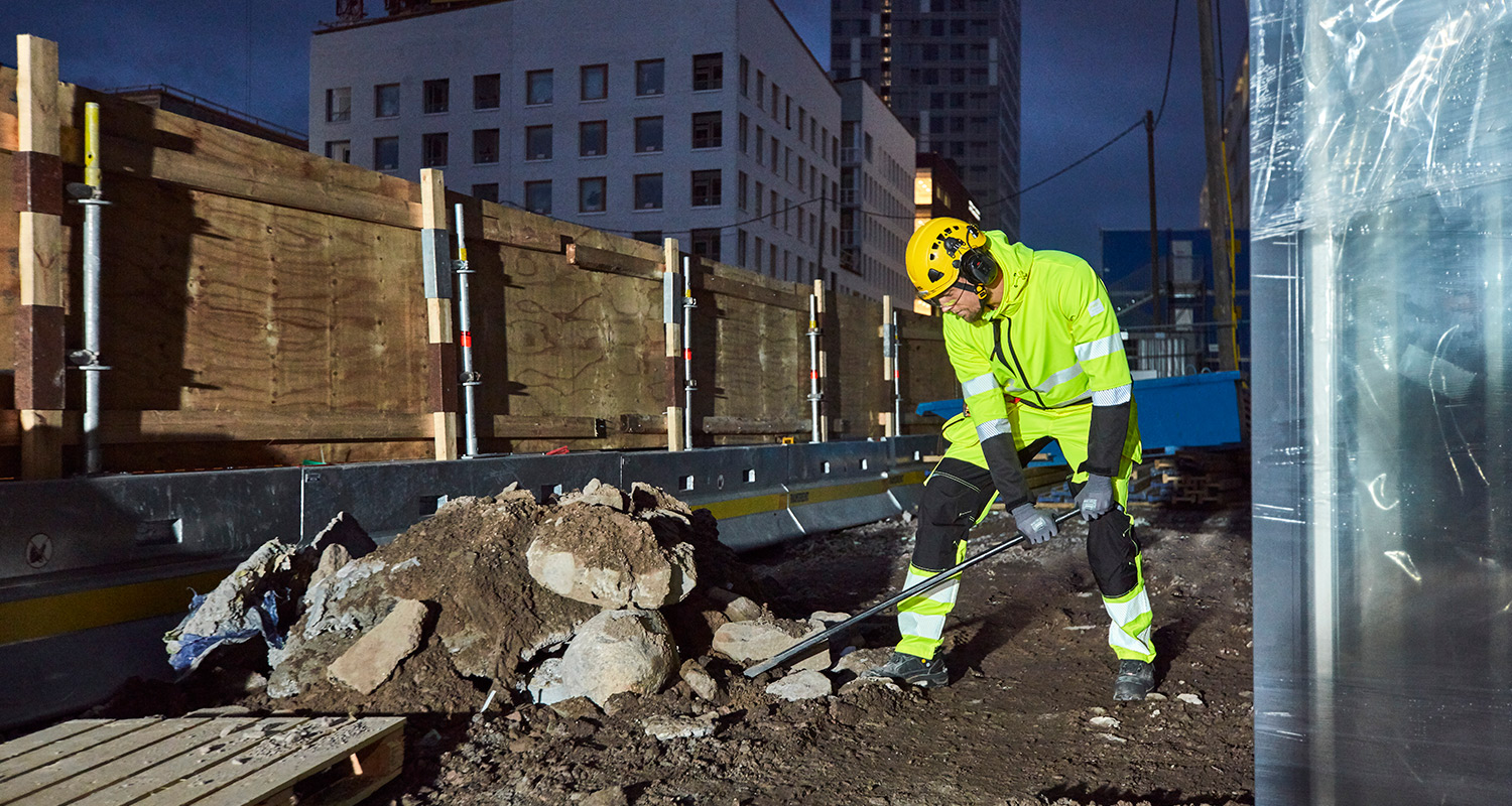 Rakennusmies tekee töitä Kalasatamassa. Miehellä on yllä K-Raudann PROF Workwearin Hi-Vis-työvaatteet.