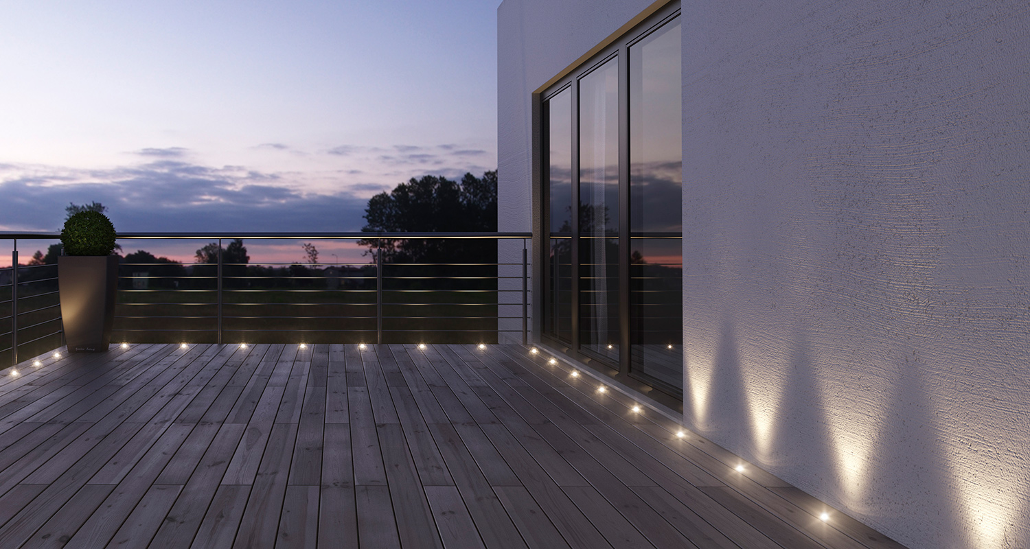 Iltahämärässä oleva moderni puulattia parvekkeella spot-valoilla, metallikaide ja ruukku