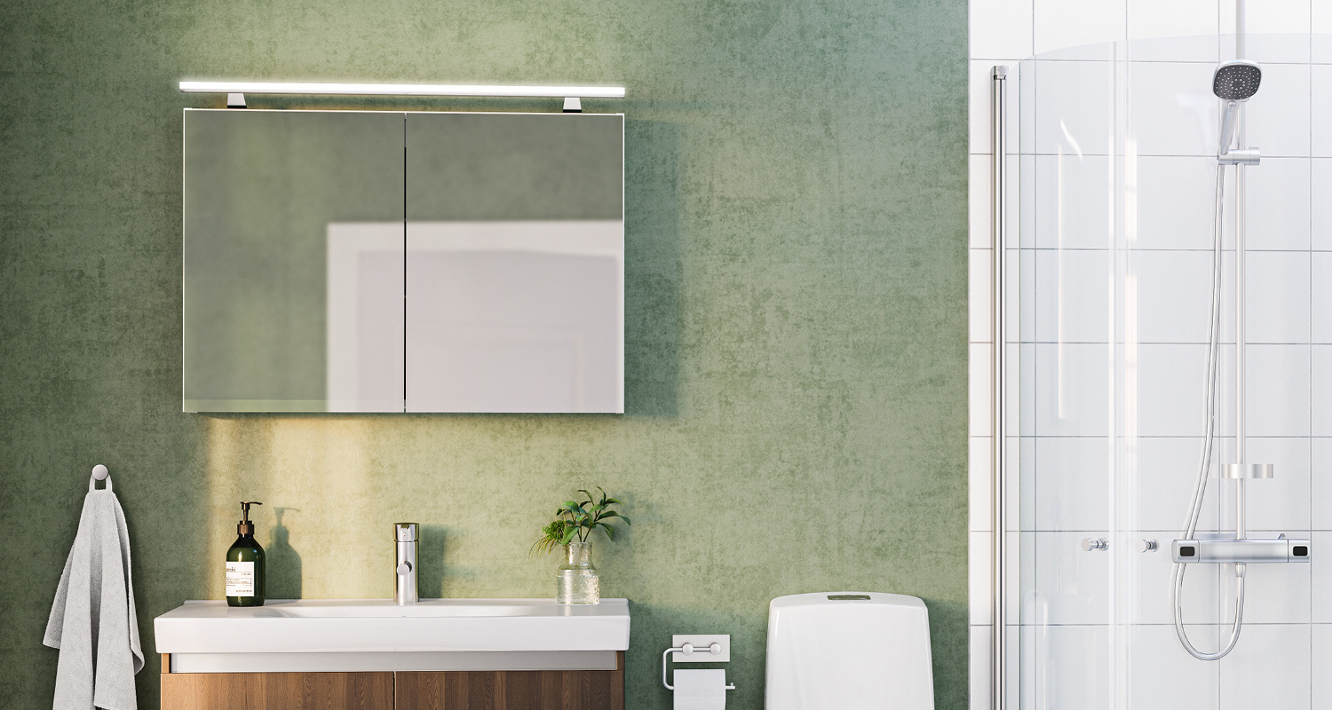 Moderni kylpyhuone vaaleanvihreällä seinällä, peilikaappi, allas, suihkukaappi ja harmaa pyyhe