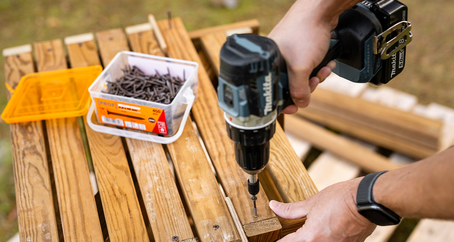 Tee itse puutarhapenkki: Kuvassa kasataan säilytyslaatikkoa