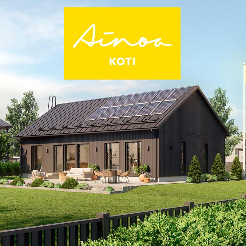 Keltainen Ainoa Koti-logo, tummanharmaa omakotitalo aurinkopaneeleilla, terassi ja nurmikko