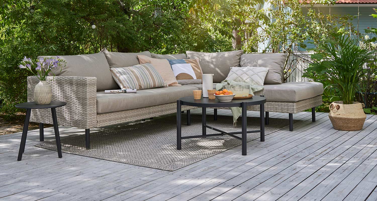 Tilava kulmasohva harmaalla terassilla