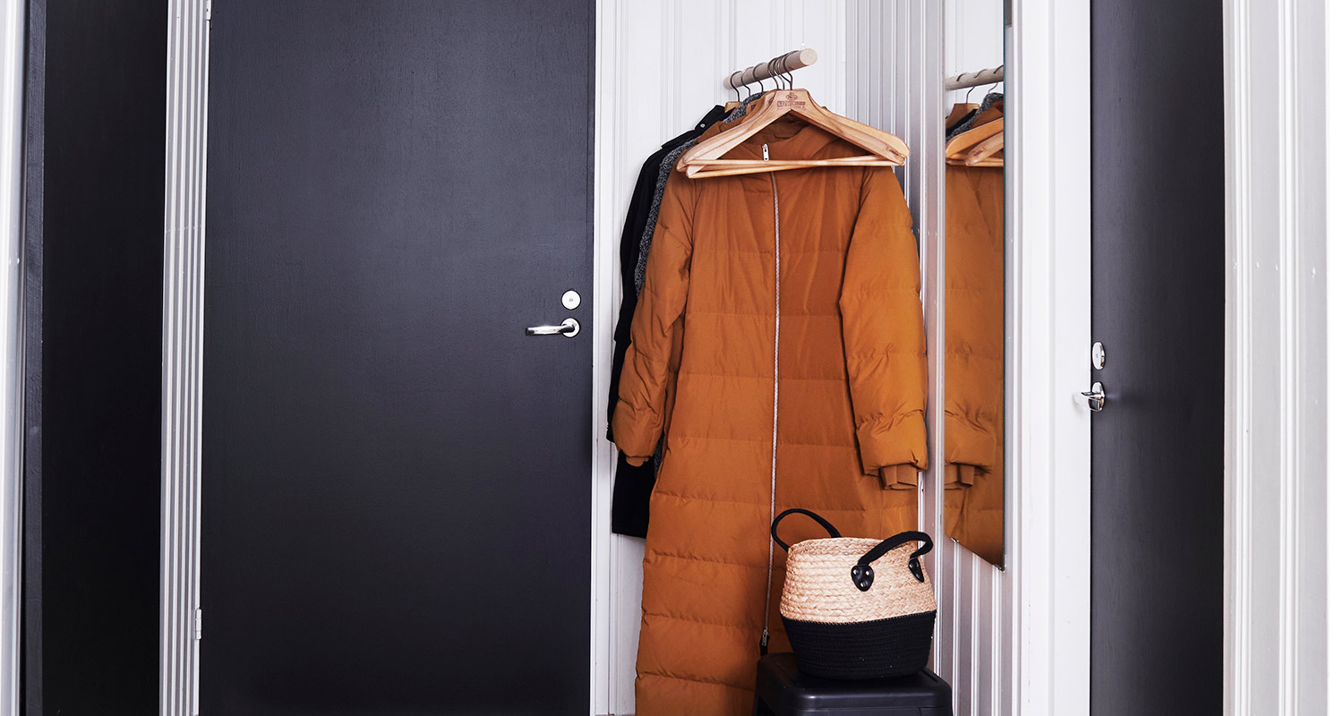 Kuvassa K-Raudan ohjeilla toteutettu tummansininen välioven maalaus.